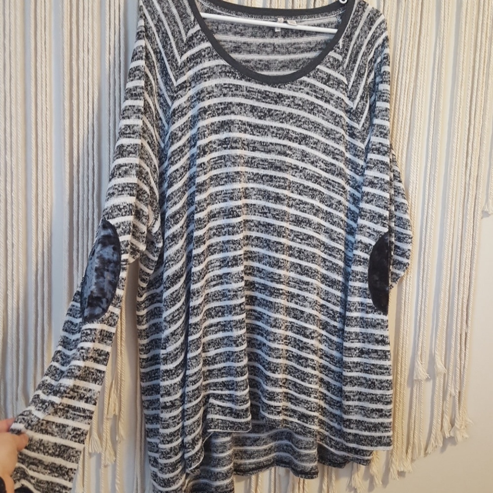 Lightweight sweater with elbow detail